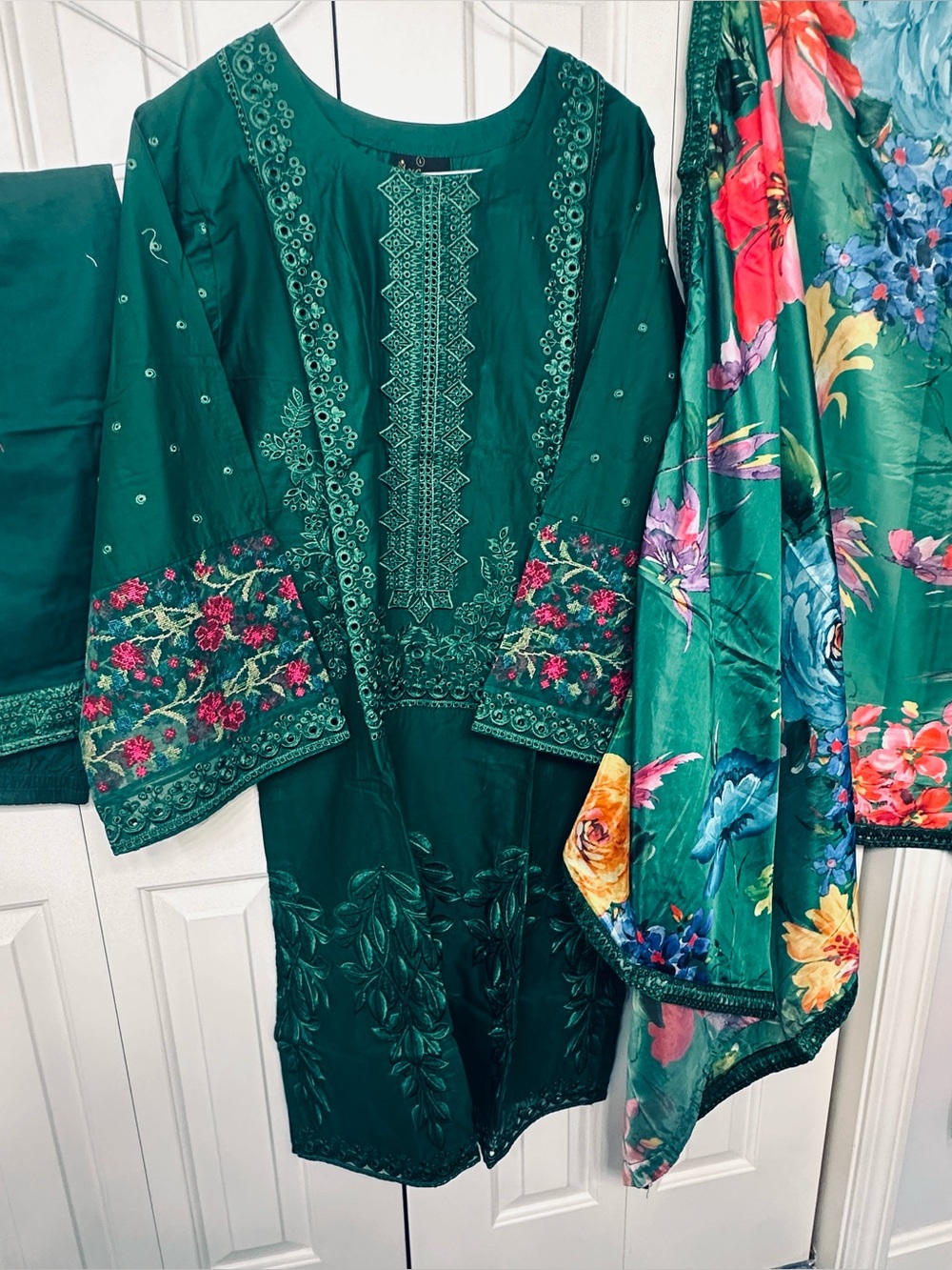 KARMA Embroidered Green Women's SALWAAR KAMEEZ with Floral Detail in size 23”